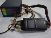 試験対象の電源ユニットとテスターの各種ケーブルを接続します。