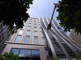 ■銀座で見たビル すごぃ、ビルが捻れてる。 ビルが真四角じゃなきゃいけない理由なんて 別にないんだ。