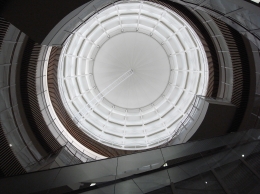 ■白くて円い天井 ・・幾何学模様みたい。見てたら吸い込まれそうだ。 あの先に何があるんだろう。